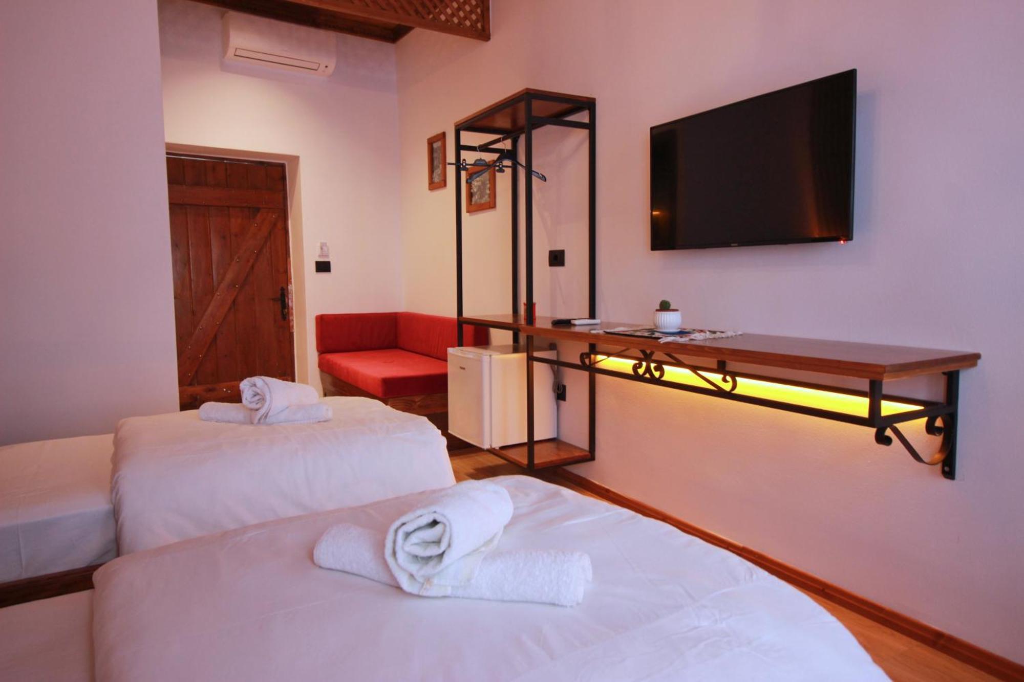 Grey Stone Hotel Gjirokaster Bagian luar foto
